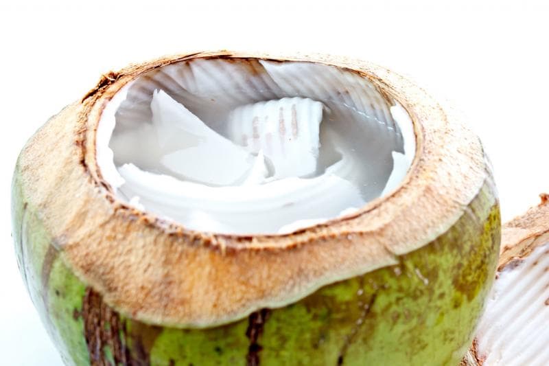 Minum air kelapa usai vaksin Covid-19 disebut-sebut bisa menetralkan efek sampingnya. Benarkah? (Flickr/ John Puno)