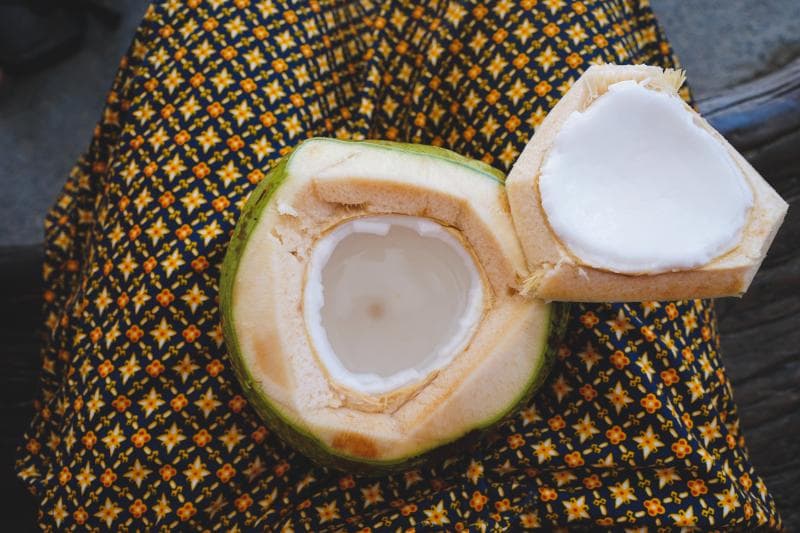 Air kelapa dianggap bisa menghambat khasiat obat jika diminum berdekatan. (Unsplash/Vera Gorbunova)