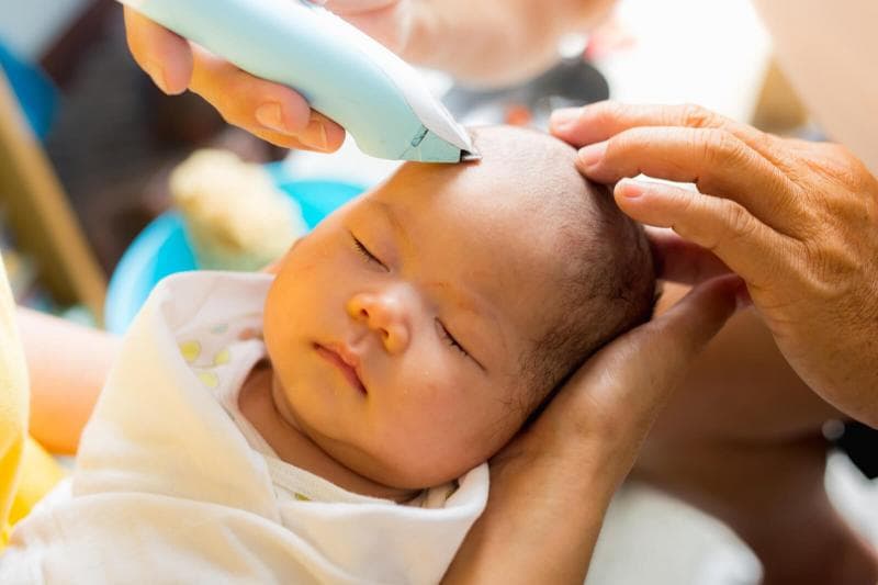 Potong rambut bayi menjadi salah satu ritual dalam selapanan. (Johnsonsbaby)