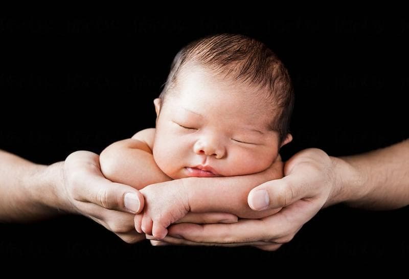 Bayi baru boleh ditidurkan di ranjang setelah menjelang pagi hari. (Stocksy/Yuko Hirao)
