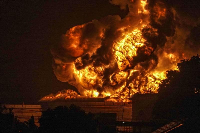 Kebakaran kilang Pertamina di Cilacap dituding disengaja demi tingkatkan kuota impor minyak. (Media Indonesia - Antara/Idhad Zakaria)