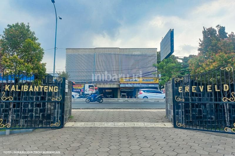 Gerbang utama kompleks Permakaman Ereveld Kalibanteng yang menghadap langsung Jalan Siliwangi Semarang.