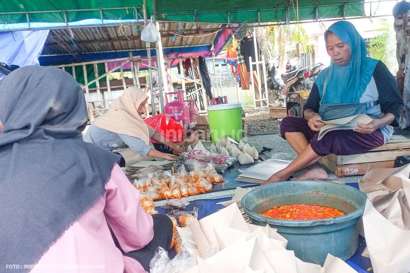 Warga Cangkring Rembang gotong royong menyediakan pasokan makanan di dapur umum.