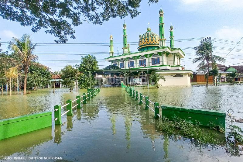 Rumah ibadah seperti masjid banyak yang terdampak banjir dan tidak bisa digunakan.