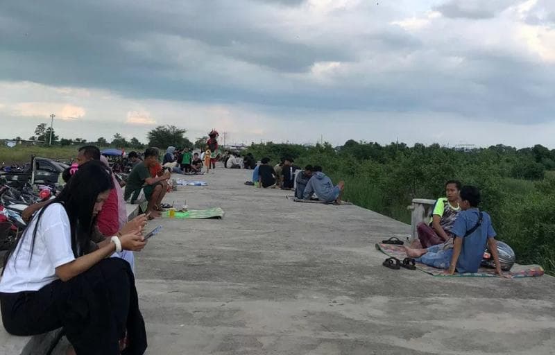 Warga Juwana dan sekitarnya banyak yang piknik pada sore hari di Pulau Seprapat. (Radar Kudus/Aulya Dewantari)