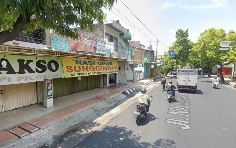 Salah satu tempat makan penjual opor panggang sunggingan di Kudus. (Google Street View)
