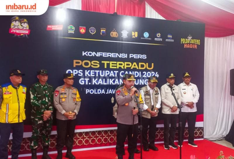 Kaporli Jenderal Listyo Sigit Prabowo bersama sejumlah menteri menyampaikan hasil rapat koordinasi mudik di GT Kalikangkung. (Inibaru.id/ Fitroh Nurikhsan)