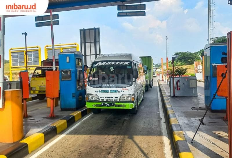 Potret kendaraan sedang melakukan pembayaran e-toll di GT Kalikangkung Semarang. (Inibaru.id/ Fitroh Nurikhsan)