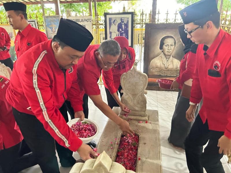 Jajaran DPD dan DPC PDI Perjuangan Jateng serta DPC PDI Perjuangan Kabupaten Rembang berziarah ke Makam RA Kartini di Rembang pada Kamis (18/4). (dok. DPC PDI-P)
