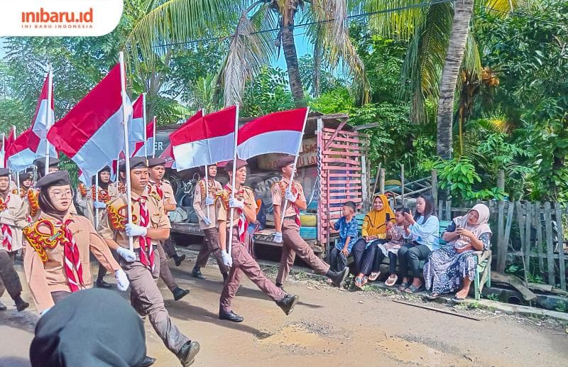 Peserta kirab Lomban Kupatan di Desa Sambiroto, Kecamatan Tayu, Kabupaten Pati, Jawa Tengah, bergerak dari balai desa menuju tempat pelelangan ikan (TPI) Tayu. (Inibaru.id/ Rizki Arganingsih)