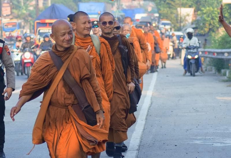Pada 2023, sambutan masyarakat ke biksu thudong dari Thailand cukup meriah. (Radarslawi/Yeri Noveli)