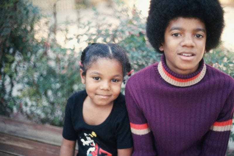 Michael Jackson dan adiknya, Janet Jackson saat masih anak-anak. (Kaskus)
