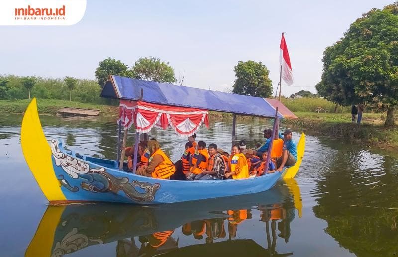 Perahu Lomba menjadi salah satu wahana air yang paling banyak diminati masyarakat di&nbsp;Wisata Mbalong Sangkal Putung. (Inibaru.id/ Alfia Ainun Nikmah)