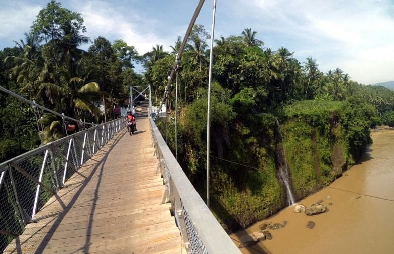 Jembatan Gantung Duwet di Kulon Progo, Yogyakarta. (Amorphouz.wordpress)