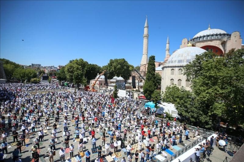 Jemaah memadati Masjid Hagia Sophia untuk beribadah. (Twitter/Istanbulism)<br>