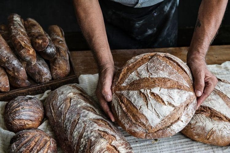 Chef Yohannes menjelaskan secara runtut kalau ragi sebagai bahan baku roti sourdough berasal dari fermentasi alami dan nggak bikin mabuk. (Shutterstock)<br>