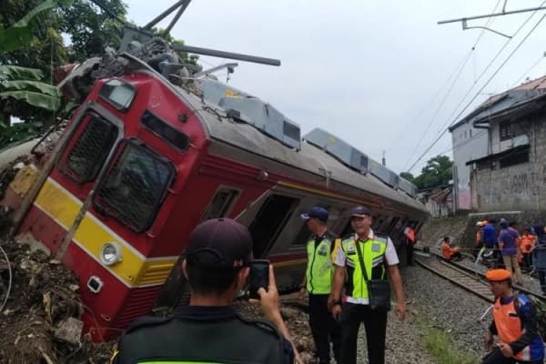 Kereta rel listrik (KRL) 1722 jurusan Jatinegara menuju Bogor anjlok di perlintasan kereta antara antara Stasiun Cilebut dan Bogor, Minggu (10/3/2019). (Kompas/Istimewa)