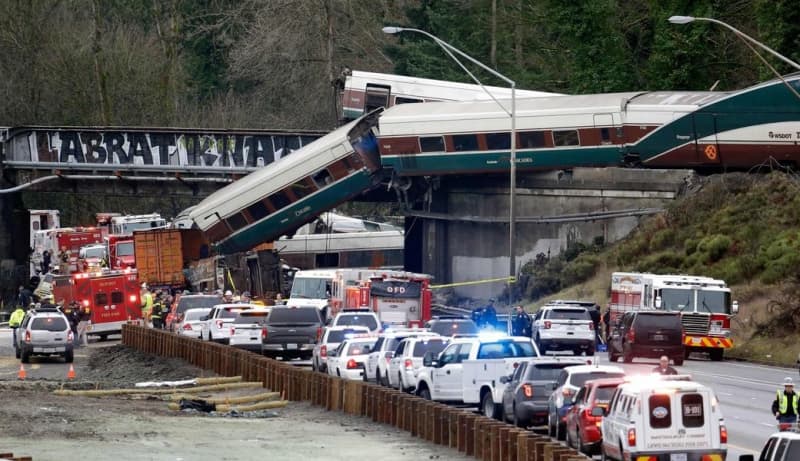Kondisi kereta Amtrak sesaat setelah tergelincir dari rel. (Nydailynews.com/Elaine Thompson)