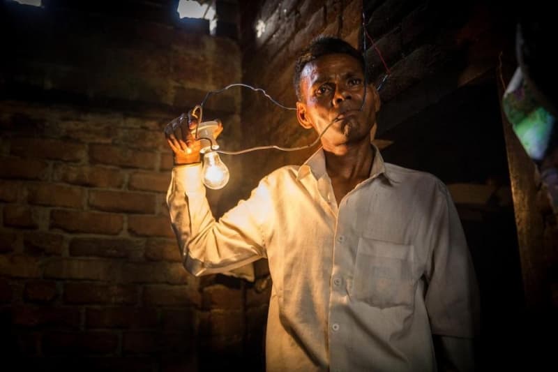 Naresh Kumar memperlihatkan kemampuannya yang kebal listrik. (Thesun.co.uk)