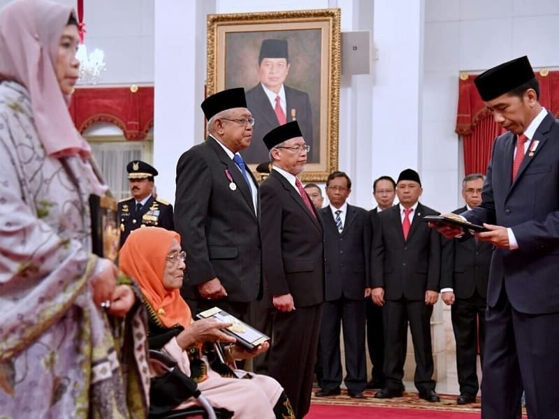 Pemberian gelar Pahlawan Nasional oleh Presiden Jokowi (Mirajnews)