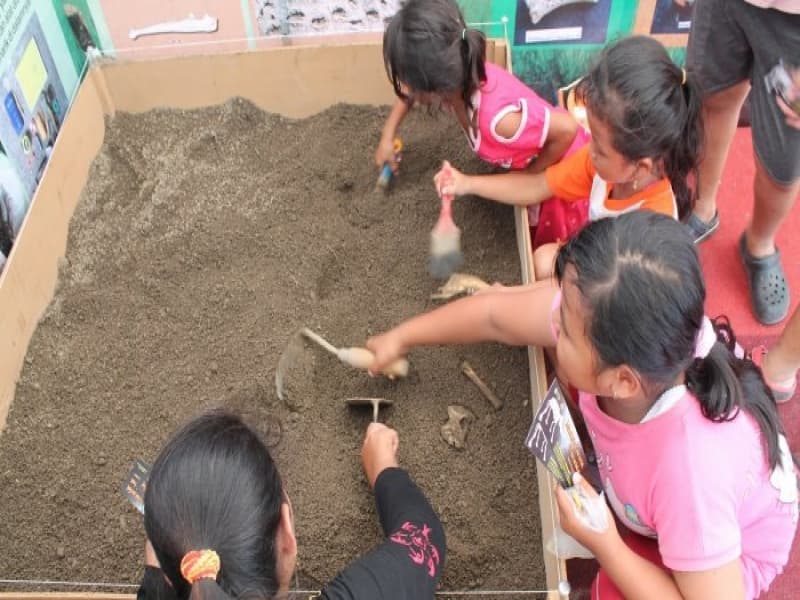Sejumlah anak sedang bermain menggali fosil di area pameran arkeologi di halaman Situs Patiayam di Desa Terban, Jekulo, Kudus, Kamis (19/10/2017). (Tribunnews/Rifqi Gozali)