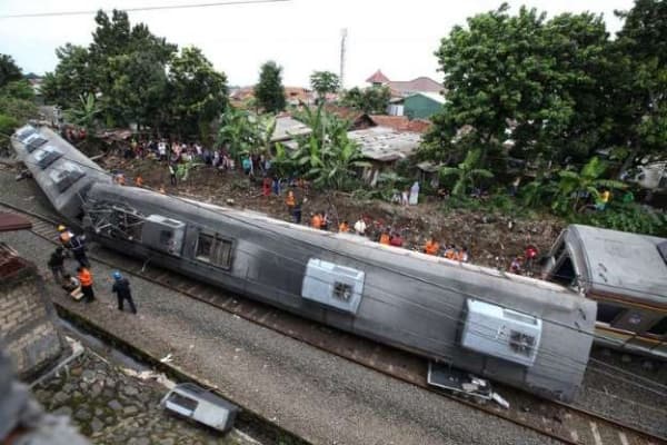 Gerbong kereta jurusan Jatinegara - Bogor yang terguling dari rel, Minggu (10/3) Pagi. (MSN.com)